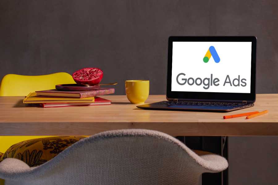 Ordenador portátil en una mesa mostrando el logotipo de Google ADS
