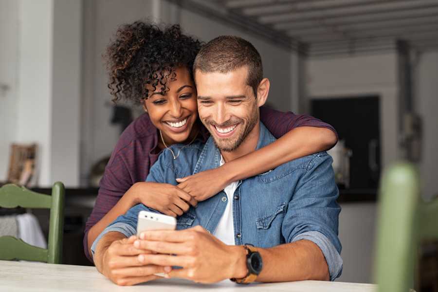 pareja viendo el móvil