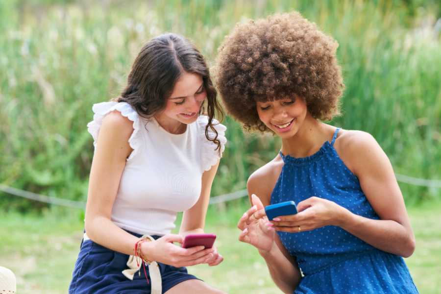 dos chicas viendo sus moviles